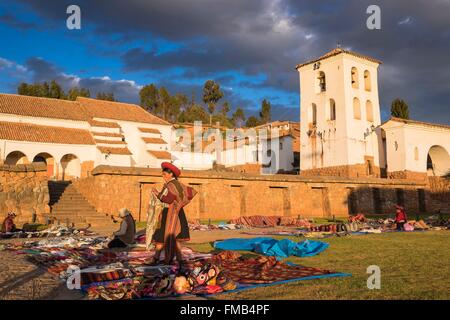 Perù Cusco Provincia, Inca Sacred Valley, Chinchero, villaggio Spagnolo costruito sui resti delle terrazze Incas, craft market Foto Stock