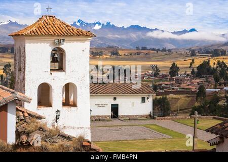 Perù Cusco Provincia, Inca Sacred Valley, Chinchero, villaggio Spagnolo costruito sui resti delle terrazze Incas e il XVI Foto Stock