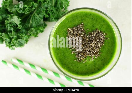 Cavolo verde smoothie in vetro con cuore di chia semi. Vista dall'alto. Foto Stock