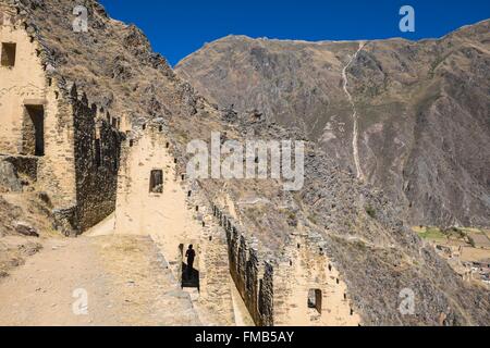 Perù Cusco Provincia, Inca Sacred Valley, Ollantaytambo, i granai Pinkuylluna Foto Stock