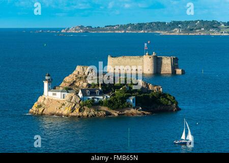 Francia, Finisterre, Baia di Morlaix, Carantec, Louet island e il XVI secolo il castello di Biancheria Taureau (appartiene a Plouezoc'h) Foto Stock