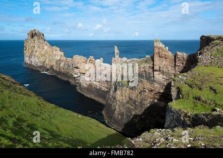 Irlanda, County Donegal, Tory Island, Dun Balair scogliere Foto Stock