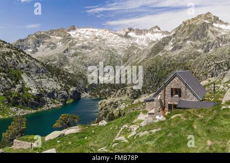 In Spagna, in Catalogna, Val d'Aran, Arties, Aigüestortes i Estany de Sant Maurici National Park, Negre lago, Ventosa mi rifugio Calvell Foto Stock