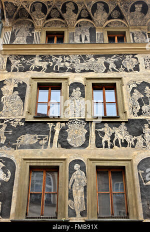 Edificio decorato con il 'sgraffito' tecnica, accanto alla Piazza della Città Vecchia, Staré Mesto ("Old Town') - Praga, Repubblica Ceca Foto Stock