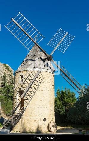 Francia, Drome, Pierrelatte, mulino a vento costruito intorno al 1839 Foto Stock