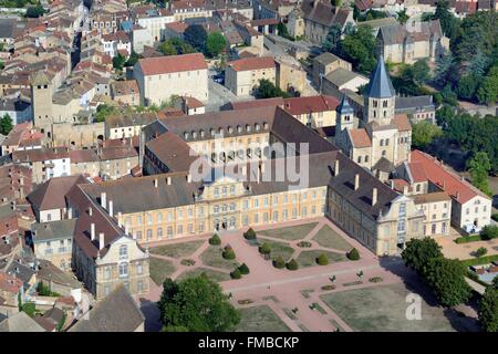 Francia, Saône et Loire, Cluny, l'ex abbazia benedettina di alloggiamento del Arts Et Metiers scuola (vue aerienne) Foto Stock