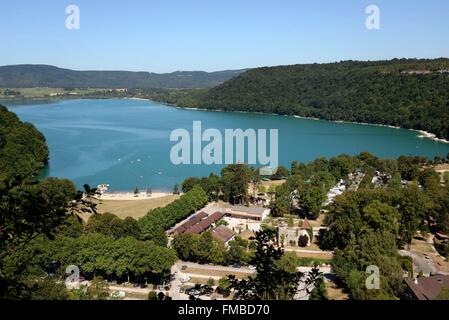 Francia, Giura, Chalain, Lac de Chalain, classificato come patrimonio mondiale dall' UNESCO, belvedere sur le Chateau Foto Stock