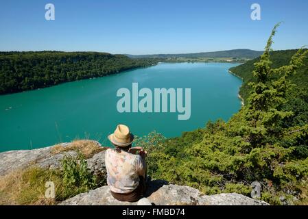 Francia, Giura, Chalain, Lac de Chalain, classificato come patrimonio mondiale dall' UNESCO, belvedere, sul retro spiaggia Doucier Foto Stock