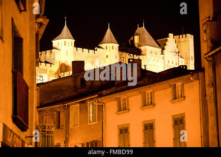 Cite, il castello di fort illuminata di notte illuminata al di sopra case in Carcassonne,,Aude,sud,Francia,l'Europa, Foto Stock