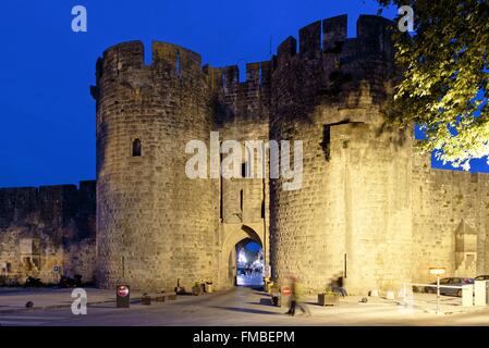 Francia, Gard, Aigues-Mortes, città medievale, bastioni e fortificazioni circondata la città, porta fortificata Foto Stock