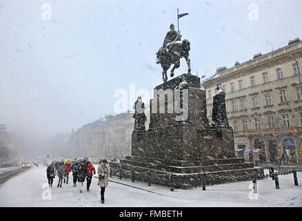 Nevicare sulla Piazza Venceslao (Vaclavske Namesti), Nove Mesto ("nuova citta'), Praga, Repubblica Ceca Foto Stock