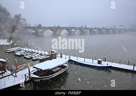 Nevicare sulla Moldava Moldava (fiume), Praga, Repubblica Ceca. Sullo sfondo si può vedere il ponte Carlo. Foto Stock
