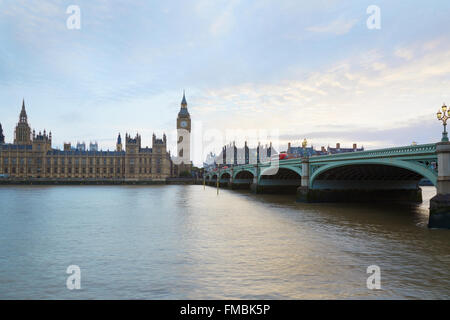 Il Big Ben e il Palazzo di Westminster al tramonto a Londra, luce naturale e colori Foto Stock