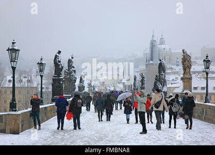 Nevicava sul famoso Charles Bridge (Karluv Most), la città vecchia di Praga, Repubblica Ceca. Foto Stock