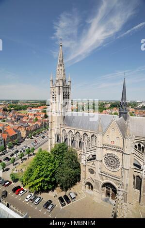 Belgio Fiandre Occidentali, Ypres o Ieper, Saint Martin vista cattedrale dal campanile del municipio di stoffa Foto Stock