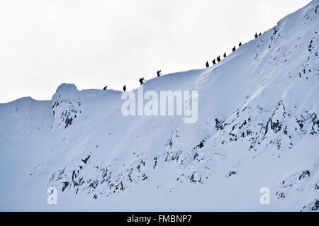 Gli alpinisti in salita con ramponi sui Monti Fagaras ridge, gamma dei Carpazi, in Romania Foto Stock