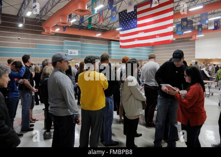 Caucus frequentatori di elettori e di attendere in linea per immettere un caucus ubicazione a Las Vegas, Nevada, Stati Uniti, Martedì, Febbraio 23, 2023 Foto Stock