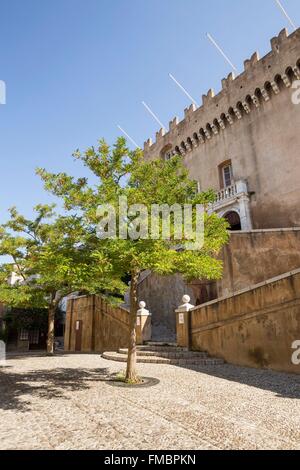 Francia, Alpes Maritimes, Cagnes sur Mer, Haut de Cagnes district, Grimaldi piazza davanti al XIV secolo chateau Grimaldi Foto Stock