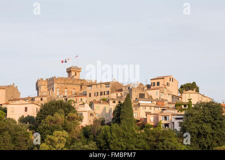 Francia, Alpes Maritimes, Cagnes sur Mer, Haut de Cagnes district, la vecchia città medievale e il trecentesco castello Grimaldi Foto Stock