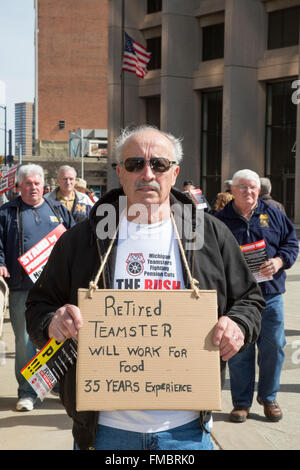 Detroit, Michigan, Stati Uniti d'America. Undicesimo Mar, 2016. Ritirato Teamsters picket l'Edificio Federale per protestare contro i tagli proposti alle loro pensioni. I Teamsters Stati centrale Fondo Pensione dice che i tagli di 50% a 60% sono necessari per mantenere il fondo del solvente. Il Congresso ha approvato la Multiemployer Pension Reform Act del 2014, che consente multiemployer piani per ridurre i benefici per i pensionati. Credito: Jim West/Alamy Live News Foto Stock