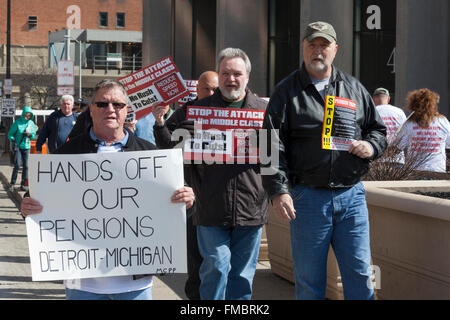 Detroit, Michigan, Stati Uniti d'America. Undicesimo Mar, 2016. Ritirato Teamsters picket l'Edificio Federale per protestare contro i tagli proposti alle loro pensioni. I Teamsters Stati centrale Fondo Pensione dice che i tagli di 50% a 60% sono necessari per mantenere il fondo del solvente. Il Congresso ha approvato la Multiemployer Pension Reform Act del 2014, che consente multiemployer piani per ridurre i benefici per i pensionati. Credito: Jim West/Alamy Live News Foto Stock