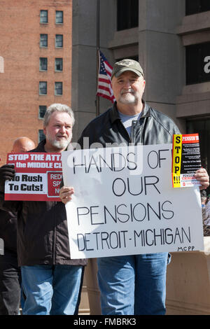 Detroit, Michigan, Stati Uniti d'America. Undicesimo Mar, 2016. Ritirato Teamsters picket l'Edificio Federale per protestare contro i tagli proposti alle loro pensioni. I Teamsters Stati centrale Fondo Pensione dice che i tagli di 50% a 60% sono necessari per mantenere il fondo del solvente. Il Congresso ha approvato la Multiemployer Pension Reform Act del 2014, che consente multiemployer piani per ridurre i benefici per i pensionati. Credito: Jim West/Alamy Live News Foto Stock