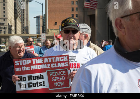 Detroit, Michigan, Stati Uniti d'America. Undicesimo Mar, 2016. Ritirato Teamsters picket l'Edificio Federale per protestare contro i tagli proposti alle loro pensioni. I Teamsters Stati centrale Fondo Pensione dice che i tagli di 50% a 60% sono necessari per mantenere il fondo del solvente. Il Congresso ha approvato la Multiemployer Pension Reform Act del 2014, che consente multiemployer piani per ridurre i benefici per i pensionati. Credito: Jim West/Alamy Live News Foto Stock