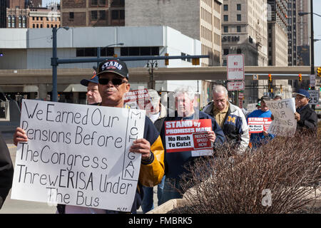 Detroit, Michigan, Stati Uniti d'America. Undicesimo Mar, 2016. Ritirato Teamsters picket l'Edificio Federale per protestare contro i tagli proposti alle loro pensioni. I Teamsters Stati centrale Fondo Pensione dice che i tagli di 50% a 60% sono necessari per mantenere il fondo del solvente. Il Congresso ha approvato la Multiemployer Pension Reform Act del 2014, che consente multiemployer piani per ridurre i benefici per i pensionati. Credito: Jim West/Alamy Live News Foto Stock