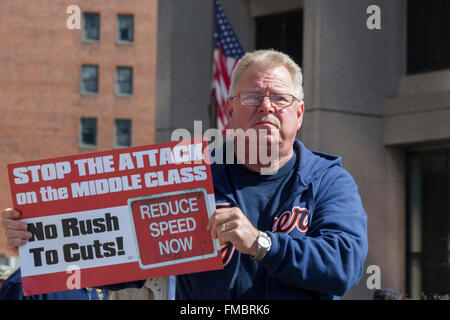 Detroit, Michigan, Stati Uniti d'America. Undicesimo Mar, 2016. Ritirato Teamsters picket l'Edificio Federale per protestare contro i tagli proposti alle loro pensioni. I Teamsters Stati centrale Fondo Pensione dice che i tagli di 50% a 60% sono necessari per mantenere il fondo del solvente. Il Congresso ha approvato la Multiemployer Pension Reform Act del 2014, che consente multiemployer piani per ridurre i benefici per i pensionati. Credito: Jim West/Alamy Live News Foto Stock