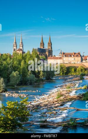 Francia, Allier, Moulins, vista dalla riva sinistra del fiume Allier, chiesa del Sacro Cuore di Gesù e la cattedrale di Notre Dame in background Foto Stock