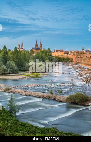 Francia, Allier, Moulins, vista dalla riva sinistra del fiume Allier e ponte Regemortes, chiesa del Sacro Cuore di Gesù e di Notre-Dame Foto Stock