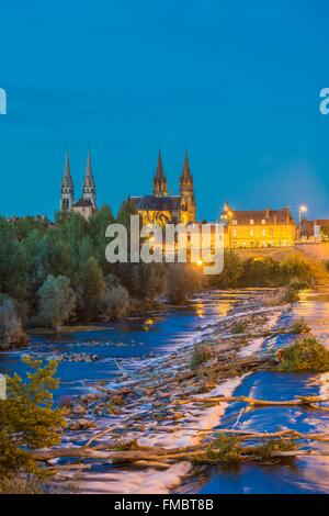 Francia, Allier, Moulins, vista dalla riva sinistra del fiume Allier, chiesa del Sacro Cuore di Gesù e la cattedrale di Notre Dame in background Foto Stock