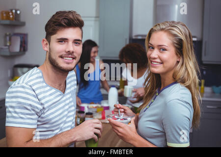 Ritratto di amici sorridente con prima colazione Foto Stock