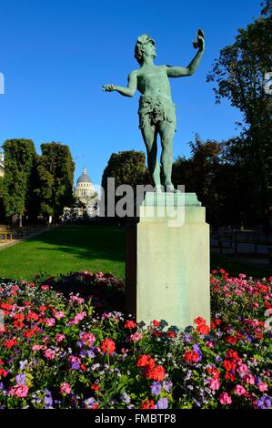 Francia, Parigi, dal giardino del Lussemburgo, l'attore greco da Charles Arthur borghesi con il Pantheon in background Foto Stock