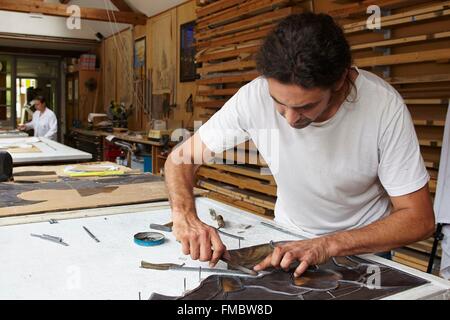 Francia, Eure et Loir, livelli, Les Ateliers Loire, Vetrate officina, portare la ribaditura Foto Stock