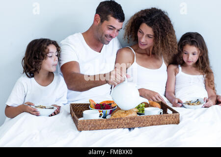 Famiglia con colazione a letto Foto Stock