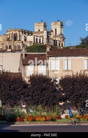 Francia, GERS, AUCH, fermata su El Camino de Santiago, Patte d'Oie cerchio di traffico e di St Marie Cathedral Foto Stock