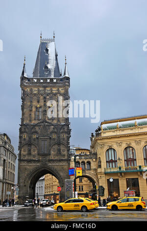 La Porta delle Polveri, accanto alla Casa Municipale, Praga, Repubblica Ceca, Europa Foto Stock