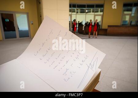 Francia, Guadalupa (Indie occidentali francesi), Grande Terre, Pointe a Pitre, firma il libro degli ospiti di François Hollande, Presidente Foto Stock