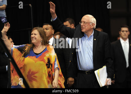 Tampa, Florida, Stati Uniti d'America. Decimo Mar, 2016. Candidato presidenziale democratico U.S. Il Sen. Bernie Sanders del Vermont e sua moglie Jane Sanders (L) onda camminando sul palco della Florida State Fairgrounds Expo Hall a Tampa, Florida il 10 marzo 2016. Il Sen. Sanders ha parlato a una folla di 9 mila persone. Credito: Paul Hennessy/Alamy Live News Foto Stock