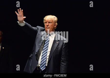 Saint Louis, Missouti, STATI UNITI D'AMERICA. Undicesimo Mar, 2016. Donald Trump saluta i sostenitori presso il Peabody Opera House nel centro di Saint Louis Credito: Gino's immagini Premium/Alamy Live News Foto Stock