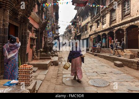 Il Nepal, zona di Bagmati, Bhaktapur, classificato come patrimonio mondiale dall UNESCO, Bansagopal street Foto Stock