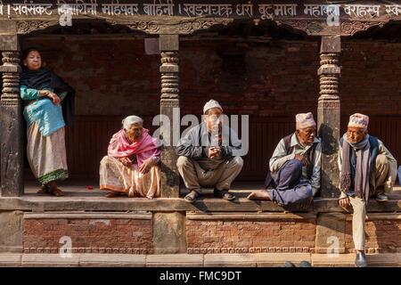 Il Nepal, zona di Bagmati, Bhaktapur, classificato come patrimonio mondiale dall UNESCO, cinque persone nepalese Foto Stock