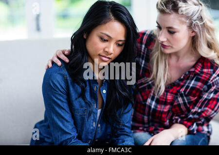 Giovane donna consolante premuto amico femmina Foto Stock