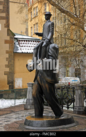Il Franz Kafka monumento in Josefov (il 'quartiere ebraico"), Stare Mesto (Città Vecchia), Praga, Repubblica Ceca. Foto Stock