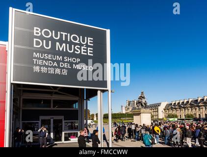 Francia, Parigi, zona elencata come patrimonio mondiale dall' UNESCO, il museo del Louvre in la Cour Carree, coda di turisti Foto Stock