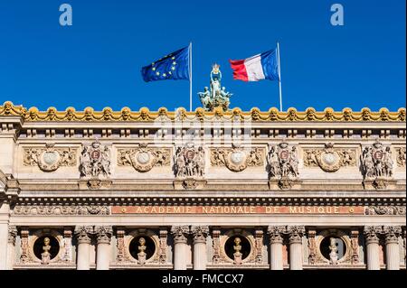 Francia, Parigi, Opera Garnier, dettaglio della facciata principale e il tetto della struttura Foto Stock