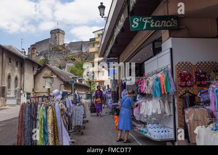 Francia, Hautes Pirenei, Lourdes, distretto del santuario, negozi, il castello in background Foto Stock