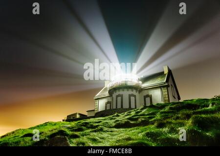 Francia, Finisterre, Cap Sizun, Pointe du Millier, Millier raggi del faro nella notte, ottima posizione nazionale Foto Stock