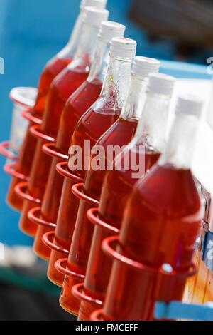 Cuba, Ciego de Avila, Morón, in linea di imbottigliamento di bevande Foto Stock